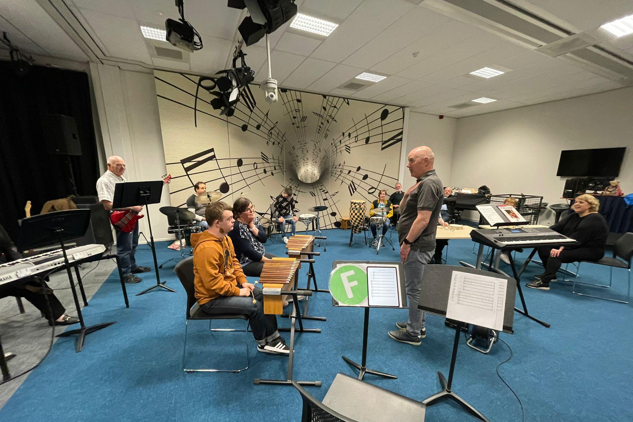 Cheque voor muzikanten van Kerkraadse Spektakelband